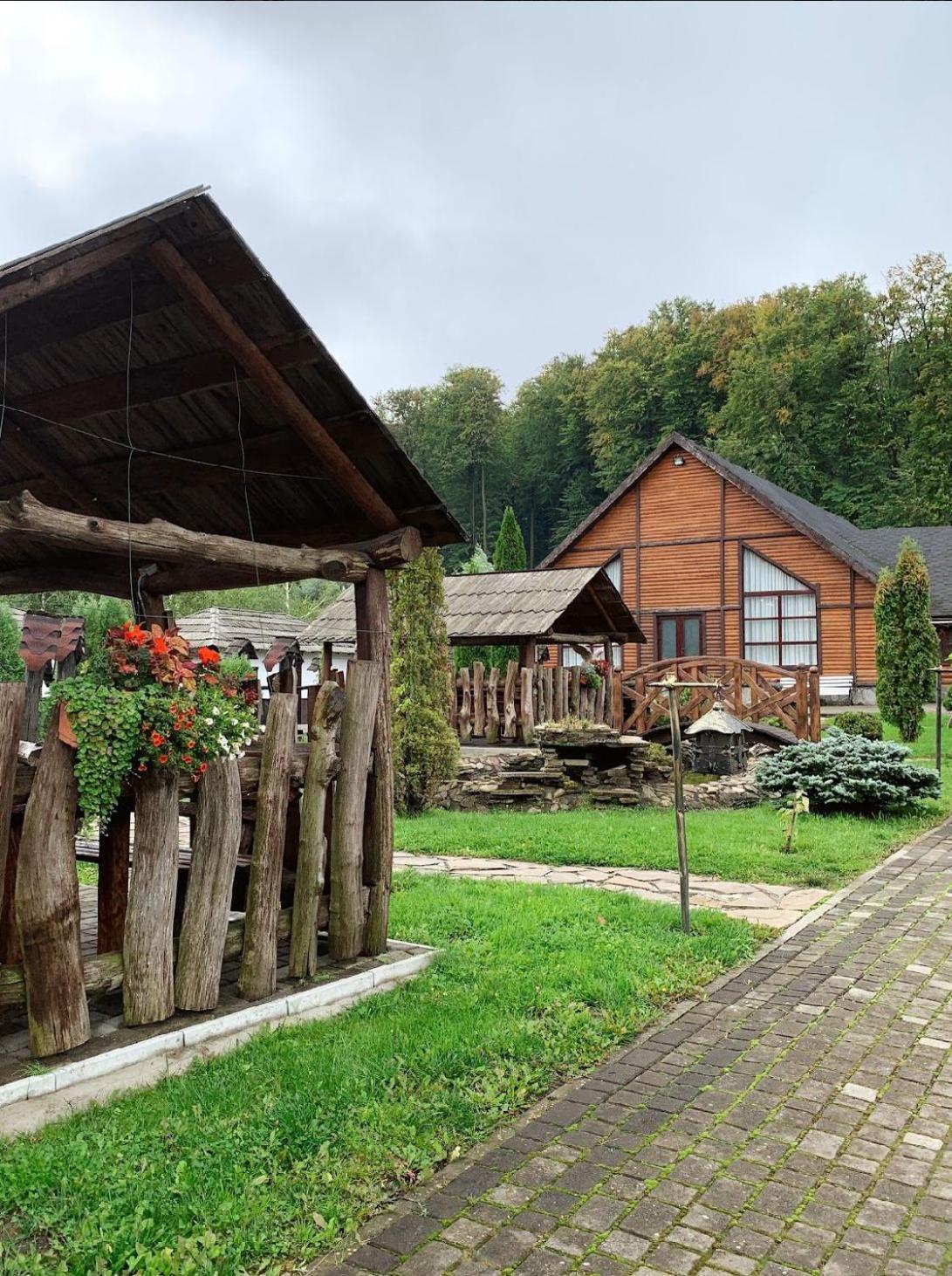 Orlyne Gnizdo Hotel Chernivtsi Bagian luar foto