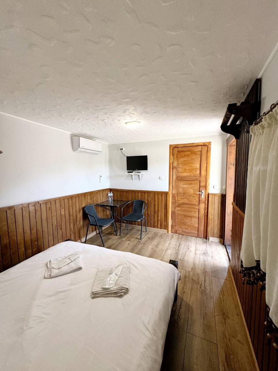 Orlyne Gnizdo Hotel Chernivtsi Ruang foto