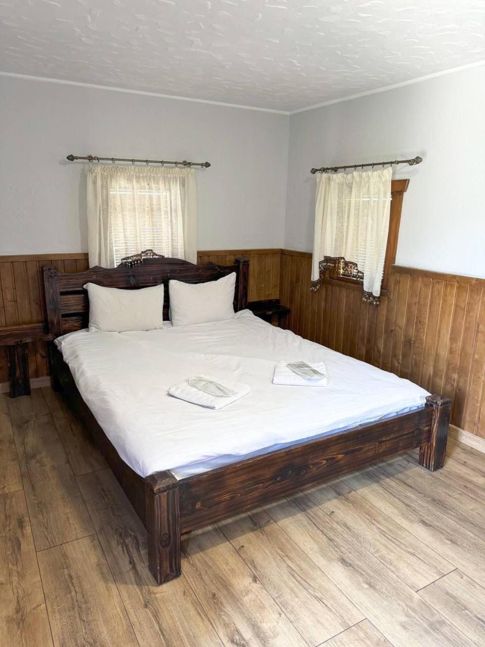Orlyne Gnizdo Hotel Chernivtsi Ruang foto